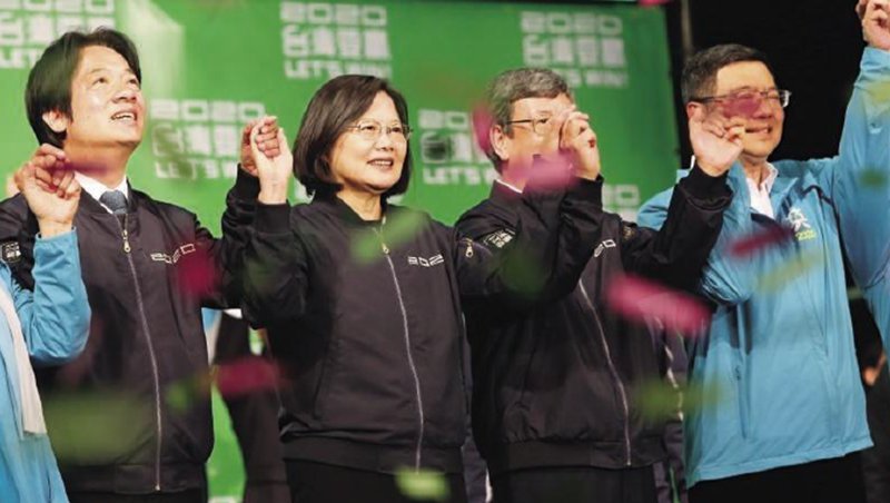 主打「抗中保台」的總統蔡英文（左2），最終以817萬票、得票率57.13%贏得連任，外媒解讀這是台灣民意離中國越來越遠的展現。